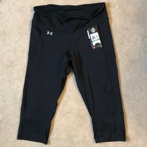 Under Armour Heat Gear Crops - size Large NWT